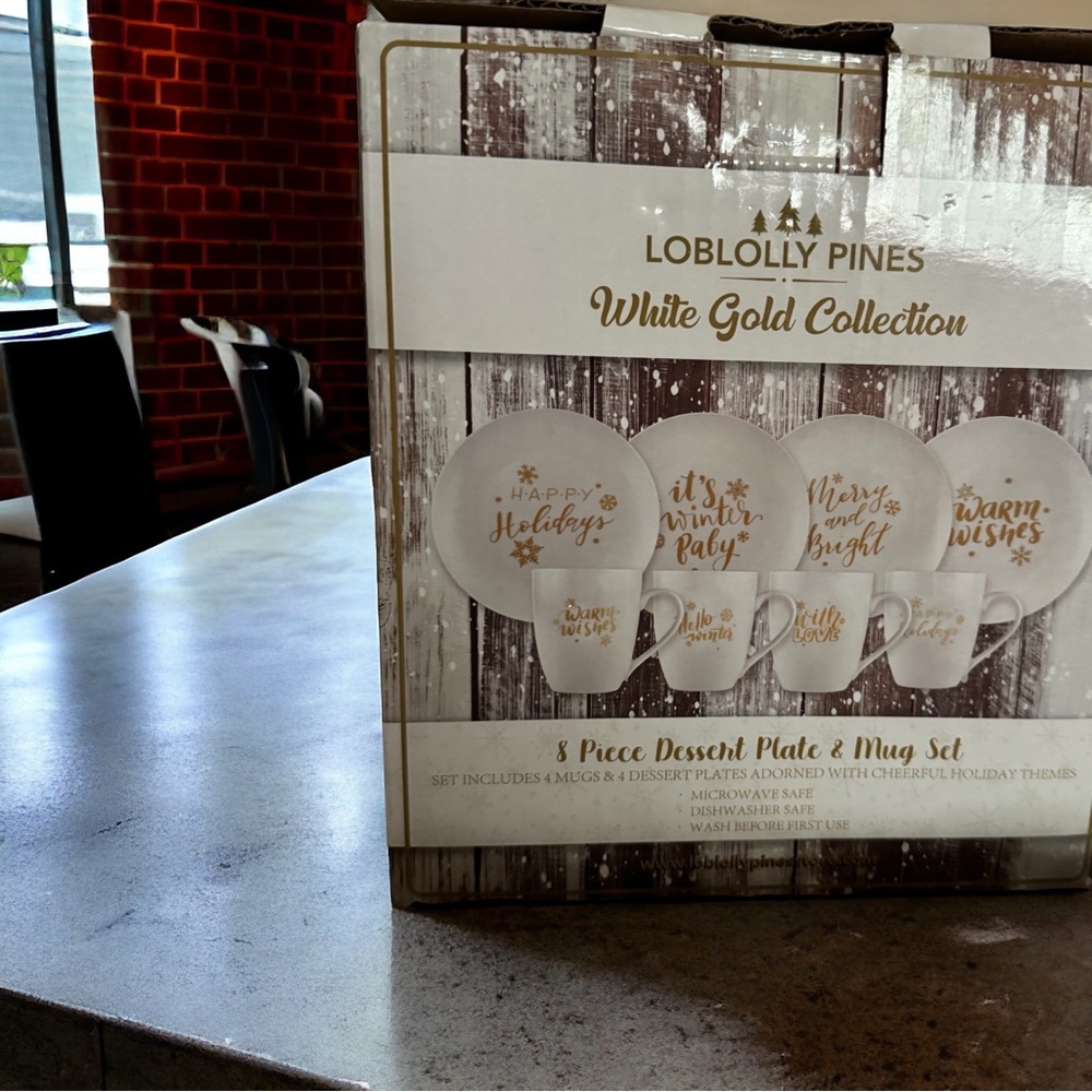 8 piece holiday desssert set and mug set